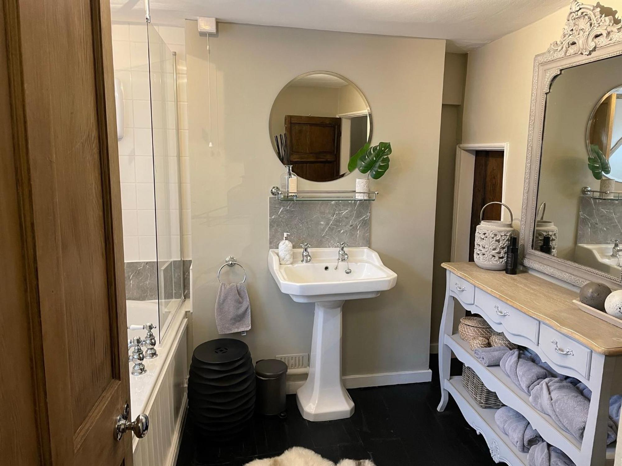 Entire Georgian Luxury Home - 3 Storey- High St Henley-In-Arden -Two Bedrooms-Sleeps 4 Exterior photo