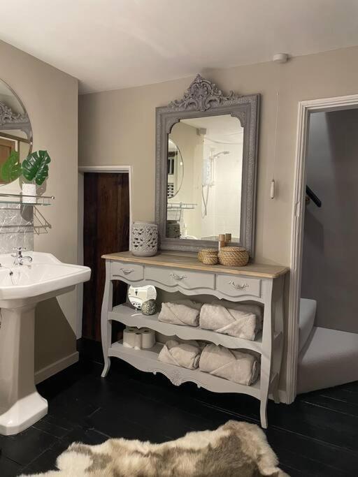Entire Georgian Luxury Home - 3 Storey- High St Henley-In-Arden -Two Bedrooms-Sleeps 4 Exterior photo